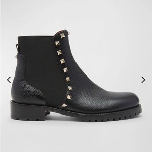 💠 Valentino Garavani Chelsea Beatle ankle boots in leather with Rockstud trim💠